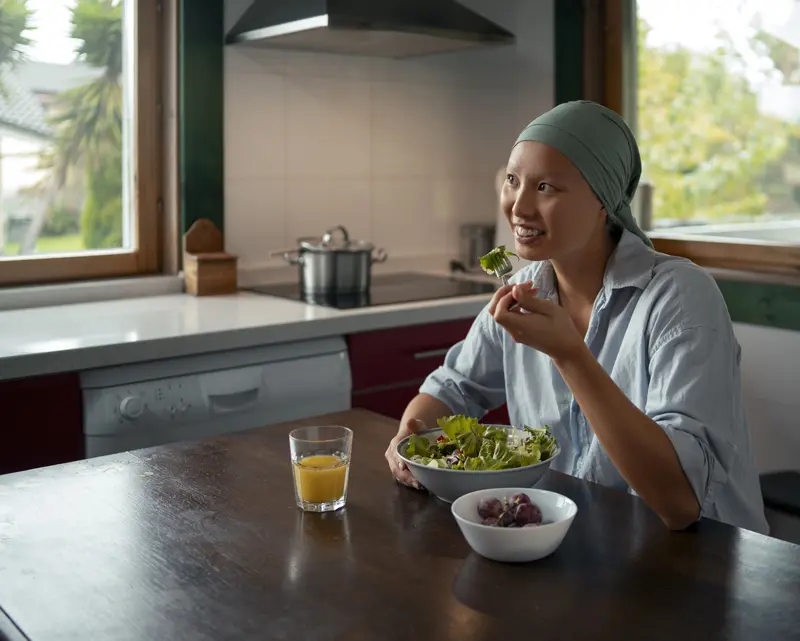 Portrait d'une femme atteinte de cancer mangeant une salade Adeline Collet docteure en pharmacie et diététicienne nutritionniste à Bordeaux